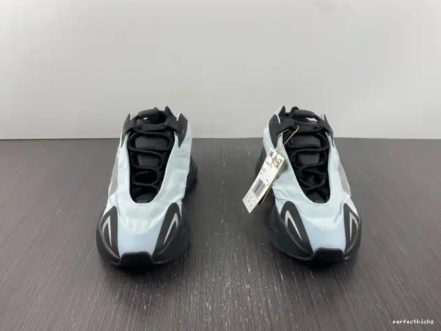 Adidas Tint Yeezy Blue MNVN 700 GZ0711 Boost 0705